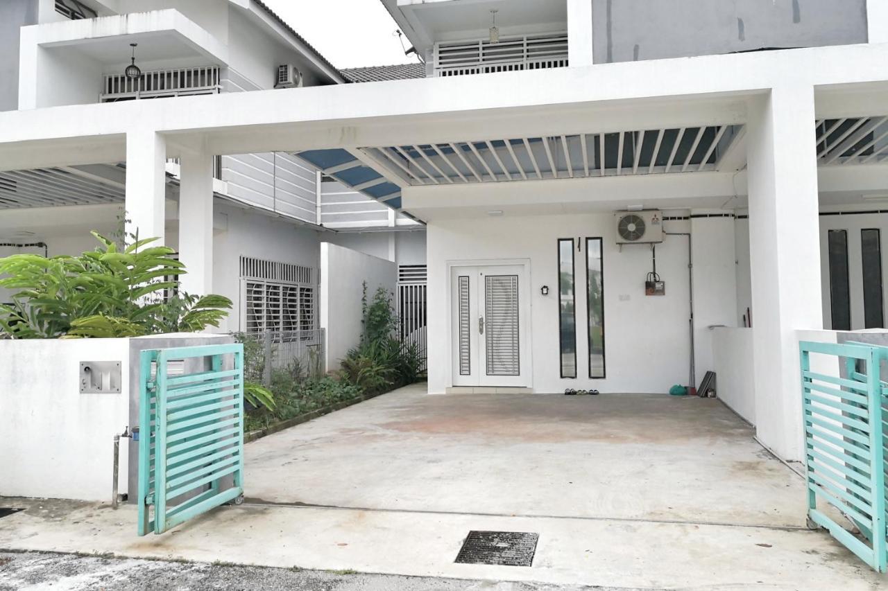 Teratak Persona Homestay. 4 Rooms Double Storey Terrace In Kuantan City. Exterior photo